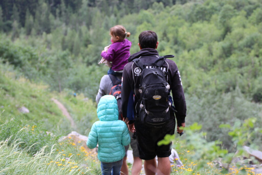 balada en famille dans la forête, Alpes du sud