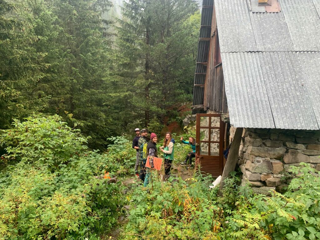 une cabane dans le région paca en pleine forêt