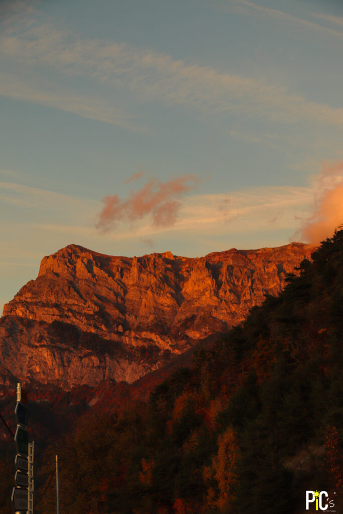 Belle montagne avec le couché de soleil