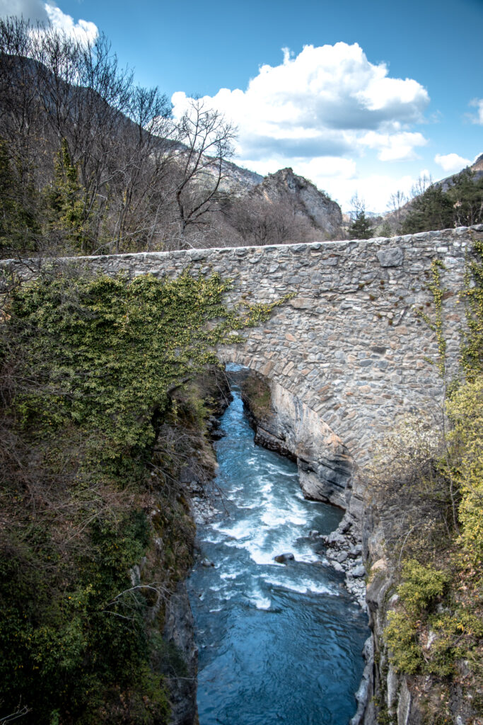 le pont médiéval de la vallée de l'Ubaye avec la rivière qui passe en dessous