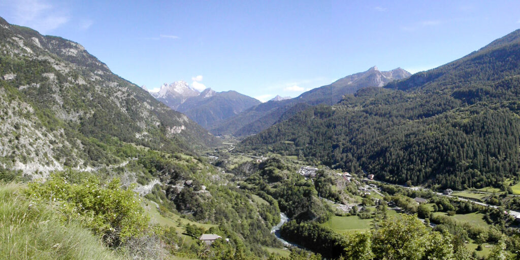 La rivière Ubaye qui circule dans la vallée entouré de montagne des Alpes